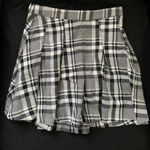 H&M pleated skirt. 💃🏽
